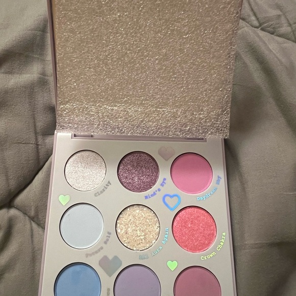 In a trange color pop eyeshadow pallet - Picture 4 of 6